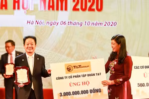 Chủ tịch HĐQT kiêm TGĐ Tập đoàn T&T Group - Ông Đỗ Quang Hiển (bên trái) trao ủng hộ Quỹ Vì người nghèo của thành phố Hà Nội
