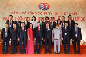 Các vị lãnh đạo cấp cao chúc mừng Đoàn đại biểu Đảng bộ KCM tham gia Đại hội Đảng bộ PV GAS nhiệm kỳ 2020 – 2025
