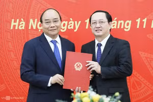 Thủ tướng Nguyễn Xuân Phúc trao Quyết định của Chủ tịch nước bổ nhiệm ông Huỳnh Thành Đạt. Ảnh: Ngọc Thành.