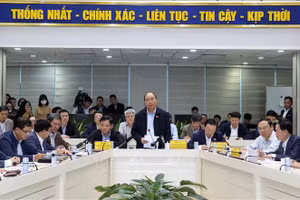 Thủ tướng Nguyễn Xuân Phúc chỉ đạo việc ứng phó với cơn bão Molave. Ảnh: Thống Nhất/TTXVN
