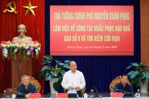 Thủ tướng Nguyễn Xuân Phúc làm việc với các tỉnh miền Trung về công tác khắc phục hậu quả bão số 9 và tìm kiếm cứu nạn. Ảnh VGP/Quang Hiếu.

