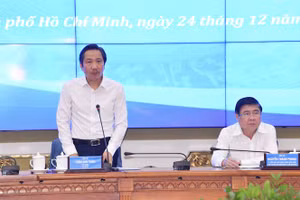Chủ tịch UBND TPHCM Nguyễn Thành Phong và Thứ trưởng Bộ Nội vụ Trần Anh Tuấn chủ trì phiên họp