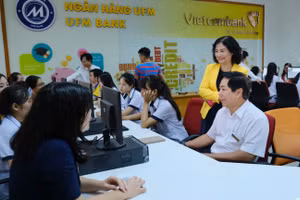 SV Khoa Tài chính - Ngân hàng Trường ĐH Tài chính - Marketing thực học, làm trong ngân hàng mô phỏng do Vietcombank tài trợ.