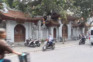 Chùa Hòe Nhai trên phố Hàng Than.
