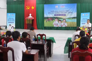 Ông Trần Trung Dũng, Chi cục phó Chi cục Dân số Kế hoạch hóa Gia đình tỉnh Hậu Giang phát biểu tại buổi tập huấn cho hơn 200 giáo viên và học sinh tại trường Hòa Mỹ 1.