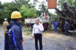 Ông Phan Ngọc Thọ - Chủ tịch UBND tỉnh TT Huế chỉ đạo khắc phục hậu quả bão tại hiện trường