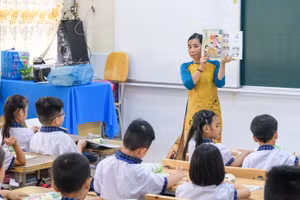  Cô, trò lớp 1, Trường Tiểu học Võ Trường Toản, quận Ninh Kiều (TP Cần Thơ) trong giờ học Tiếng Việt.
