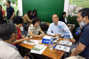 Tại hội chợ, bà Hương đã quyết định mua tour miền Tây cho cả đoàn 7 người đi vào đầu tháng 12 tới