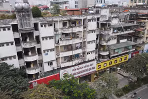Đơn nguyên 1 chung cư 51 Huỳnh Thúc Kháng (phường Láng Hạ, quận Đống Đa) là một trong 6 chung cư cũ nguy hiểm cấp D. Ảnh: Nguyễn Quang