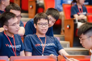 Nguyễn Duy Minh (giữa) từng sẵn sàng “xách vali lên và đi du học”, nhưng kế hoạch đã rẽ hướng mới khi ứng tuyển vào VinUni và nhận học bổng toàn phần chuyên ngành Khoa học Máy tính