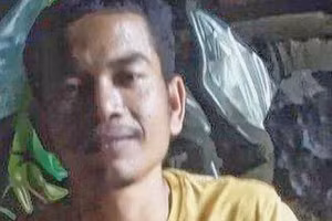 Tảng thiên thạch rơi trúng nhà Josua Hutagalung. (Ảnh: Zing).