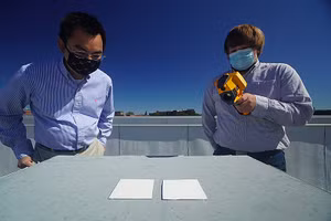  Các nhà khoa học thử nghiệm loại sơn acrylic trên một tòa cao ốc. 