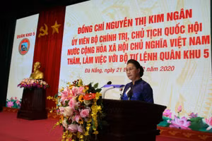 Chủ tịch Quốc hội Nguyễn Thị Kim Ngân phát biểu tại buổi làm việc với Quân khu 5.