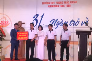 Đại diện Cựu học sinh trao Quỹ hỗ trợ học sinh nghèo vượt khó cho thầy Nghiêm Hồng Trung.