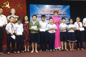 Hội Liên hiệp Phụ nữ phường Thanh Bình trao học bổng Ước mơ xanh năm 2019. 