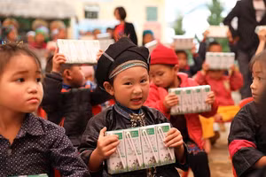 Quỹ sữa “Vươn cao Việt Nam” và Vinamilk nỗ lực để trẻ em vùng cao được uống sữa
