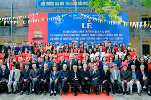 Tập thể các thế hệ Thầy, Cô giáo nhà trường chụp ảnh kỉ niệm