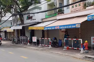  Phong tỏa nhiều căn nhà ở TP.HCM vì có trường hợp nhiễm Covid-19. (Ảnh: Thanh Niên). 