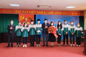 Phó Chủ tịch UBND tỉnh Quảng Bình - Hồ An Phong và đại diện lãnh đạo Sở GD&ĐT tặng quà động viên các đội tuyển tham dự Kỳ thi chọn học sinh giỏi Quốc gia năm 2021-2022.