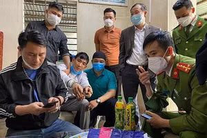 Lực lượng chức năng khám xét chỗ ở của đối tượng Nguyễn Thành Đạt.