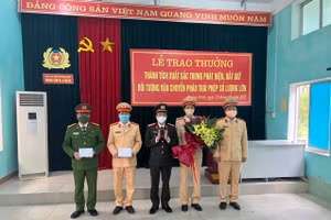 Giám đốc công an tỉnh Quảng Bình thưởng nóng cho cho Phòng CSGT và Công an huyện Bố Trạch cùng tổ công tác của Phòng CSGT.