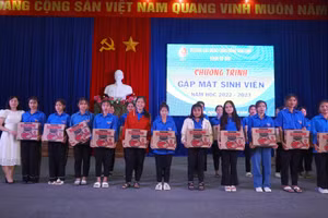Trường Cao đẳng cộng đồng Kon Tum tặng quà cho sinh viên.