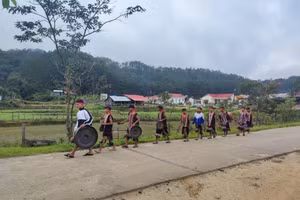 Học sinh trường PTDT BT THCS xã Đăk Tăng mặc quần áo truyền thống, mang theo cồng chiêng nhân ngày khai giảng.