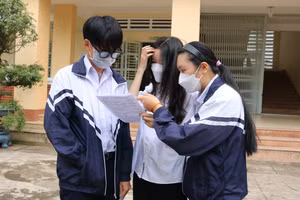 Sĩ tử Gia Lai nán lại trao đổi bài làm với nhau.