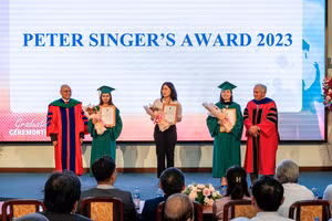 Các tân bác sĩ nhận giải thưởng GS.BS Peter Singer.