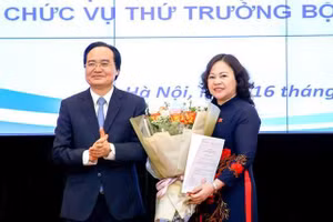 Bộ trưởng Bộ GD&ĐT Phùng Xuân Nhạ trao quyết định và chúc mừng tân Thứ trưởng Ngô Thị Minh.