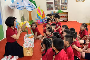 Cô trò Trường Mầm non Quán Trữ, quận Kiến An trong giờ học.