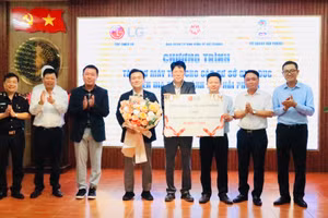 Tập đoàn LG trao tặng 60 máy tính cho Trường THPT Lê Quý Đôn.