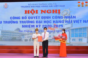 Lãnh đạo Bộ Giao thông Vận tải trao quyết định và tặng hoa cho Hiệu trưởng Trường Đại học Hàng hải Việt Nam
