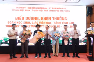 Tuấn Dương (áo xanh đen) nhận khen thưởng từ lãnh đạo TP Hải Phòng.