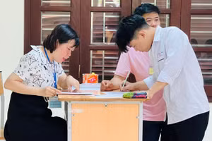 Thí sinh tại Điểm thi Trường THPT Cát Bà làm thủ tục dự thi chiều 26/6.
