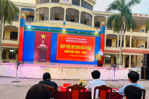 Cuộc họp phụ huynh tại Trường THPT An Lão chiều tối 15/9.