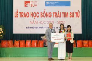 Hịệu trưởng Trường Đại học Anh quốc tại Việt Nam trao học bổng cho Phương Anh.