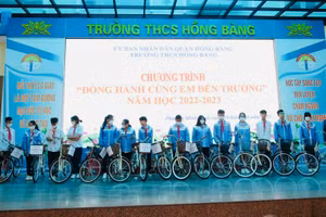 Lãnh đạo quận Hồng Bàng trao xe cho học sinh.