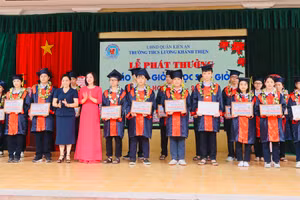 Học sinh Trường THCS Lương Khánh Thiện, quận Kiến An, TP Hải Phòng vinh dự nhận khen thưởng của lãnh đạo quận.