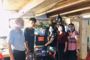 Ban Khuyến học phường Máy Tơ trao tặng máy tính cho em Trần Mạnh Cường