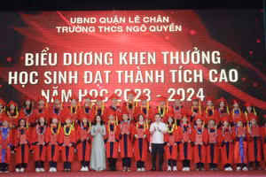 Thầy trò Trường THCS Ngô Quyền phấn khởi trước thành tích đã đạt được.