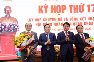Ông Nguyễn Trường Sơn ( ngoài cùng bên phải) được bầu giữ chức Chủ tịch UBND quận Kiến An
