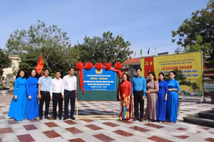 Lãnh đạo ngành Giáo dục tổ chức gắn biển công trình.