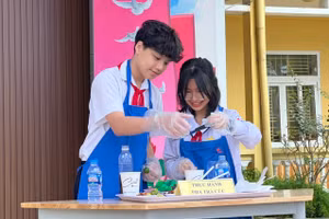 Học sinh lớp 7, Trường THCS Đà Nẵng, quận Ngô Quyền trong giờ học Giáo dục địa phương.