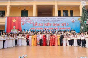 Thầy trò Trường THPT Quang Trung.