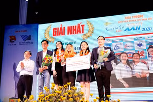 Nhóm sinh viên HSU cùng các giảng viên hướng dẫn: TS. Trần Nam Quốc (thứ 2 từ trái qua) và ThS Đặng Hoàng Minh Quân (bìa phải) nhận giải Nhất Euréka 2020 lĩnh vực kinh tế