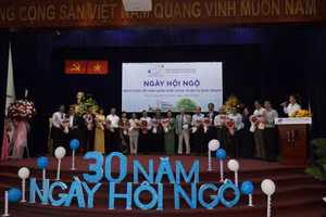Đại diện Ban giám hiệu tặng hoa chúc mừng các cựu sinh viên của trường trong dịp trở về.