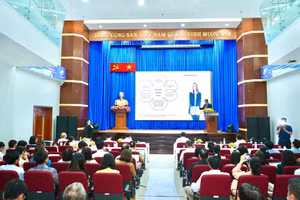 PGS. TS Vũ Hữu Đức, Khoa đào tạo Sau Đại học, Trường Đại học Mở TPHCM trình bày tại hội thảo.