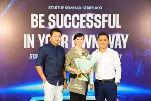 Shark Thái Vân Linh (giữa) tại buổi giao lưu với sinh viên ĐH FPT.