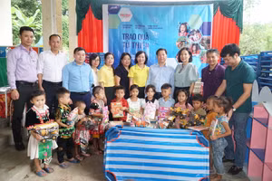 Báo Giáo dục và Thời đại chuyển quà của mạnh thường quân đến học sinh vùng khó huyện Tương Dương, Nghệ An. Ảnh: Hồ Lài.